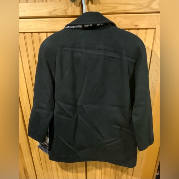 Sophisticated Black Cape with Patterned Scarf Vintage - Picture 4 of 6